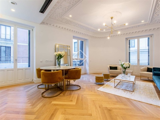 Lucas Fox Madrid presents this exclusive property in a classic building completely renovat