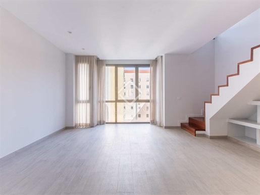 Lucas Fox Madrid presents this duplex home located in one of the best streets in the Salam