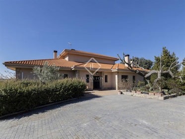 Lucas Fox is proud to present this unique, high-quality villa , located in the prestigious