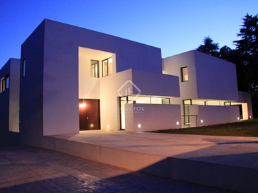 Cette belle maison de 1014 m² sur un terrain plat de 2483 m² est située dans une rue calme