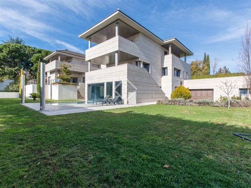 Lucas Fox présente cette villa de luxe moderne dans un quartier privilégié de Valdemarín, 