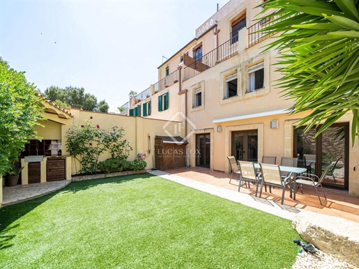 Lucas Fox presents, in the heart of the town of Altafulla, this beautiful duplex with a ga
