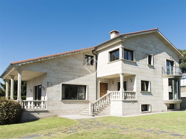 Fantastic all stone, spacious villa located in a residential area of Pontevedra city. Vill