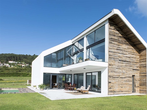 La maison est située près du cap Finisterre dans la région de La Corogne en Galice. Cette 