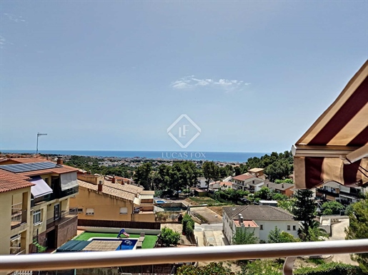 This magnificent villa is located in Segur de Calafell, a development in Calafell, located