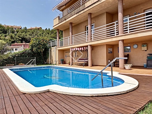This magnificent villa is located in Segur de Calafell, a development in Calafell, located