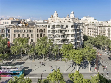 This apartment is in a very special position on a very special boulevard in Barcelona, off