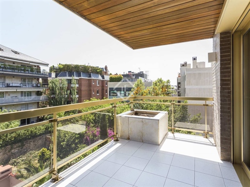 Modern 5-bedroom apartment located in the exclusive Tres Torres neighbourhood of Barcelona