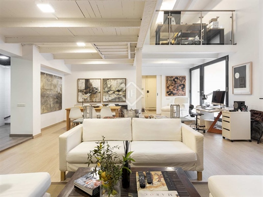 In a classic building from 1900, we find this 152 m² loft apartment. The lower floor consi