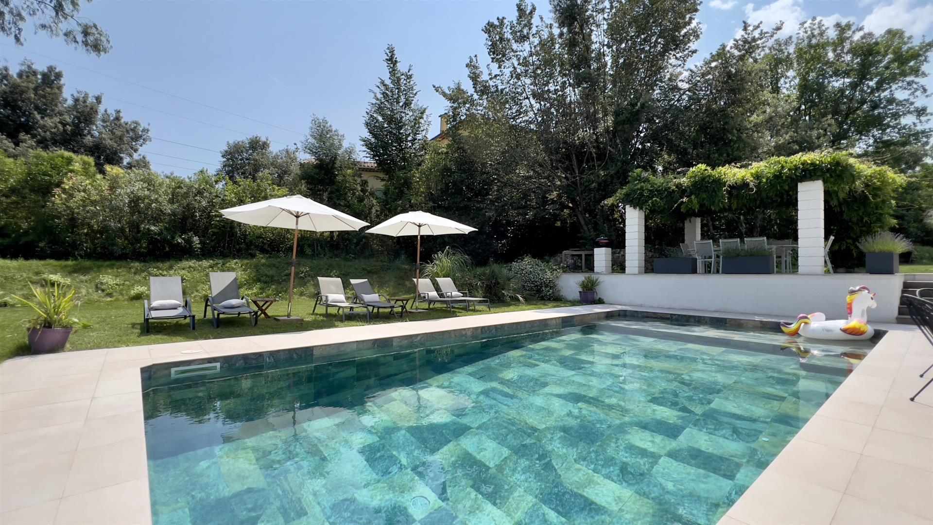 Valbonne - Roquefrort-Les-Pins: Magnificent Villa - 400m2 + 130m2 ...