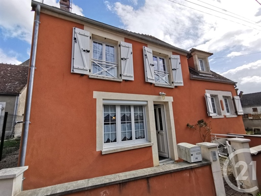 Entre Clamecy et Varzy, dans charmant village, belle maison élevée en partie sur cave vout