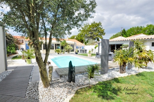 Dpt Charente Maritime (17), for sale near La Rochelle Property 11 rooms - 3 houses 245m² - Land of 1