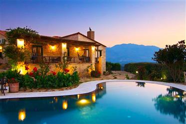 Luxurious Villa In Northern Crete