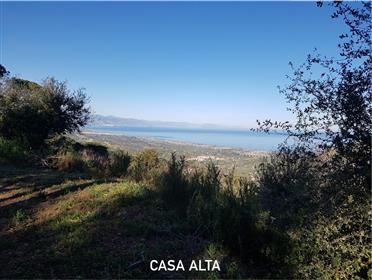Large property of 5,5 ha between sea and mountains.