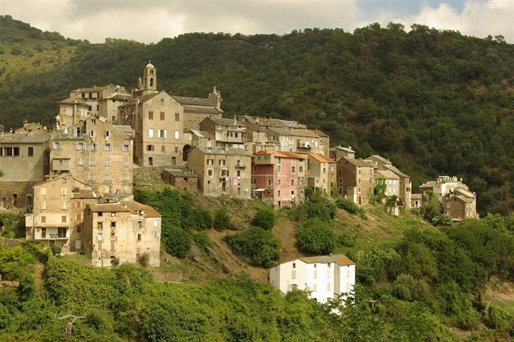 Maisons dans le village de la Casinca