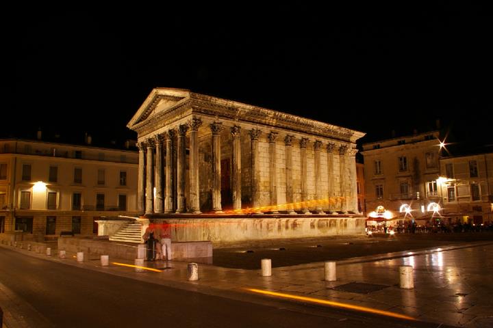 Place de la maison carré à Nîmes, France