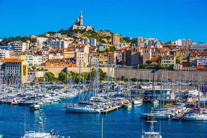 Le Vieux-Port de Marseille dominé par Notre-Dame-de-la-Garde