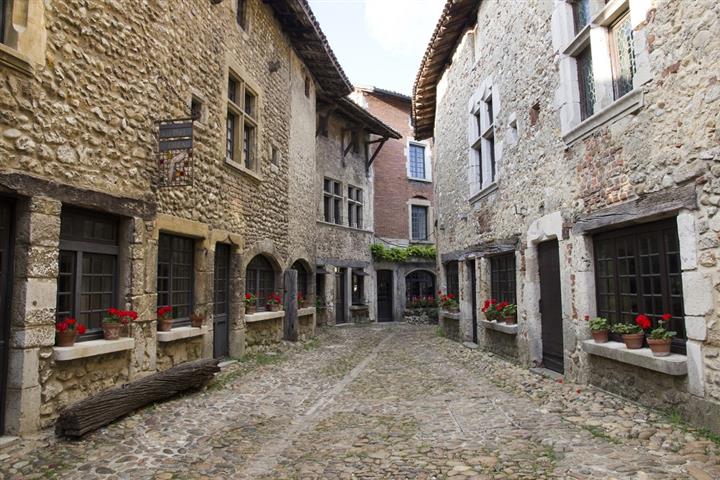 One of the lanes in Pérouges