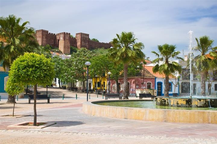 Place de Silves donnant sur le château Al Hamra